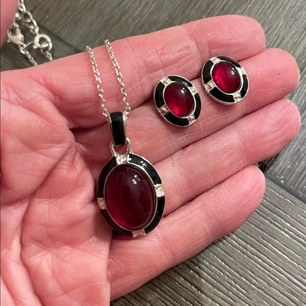 2012 Avon East End Gift Set - Red Necklace & Earrings - Picture 8 of 16